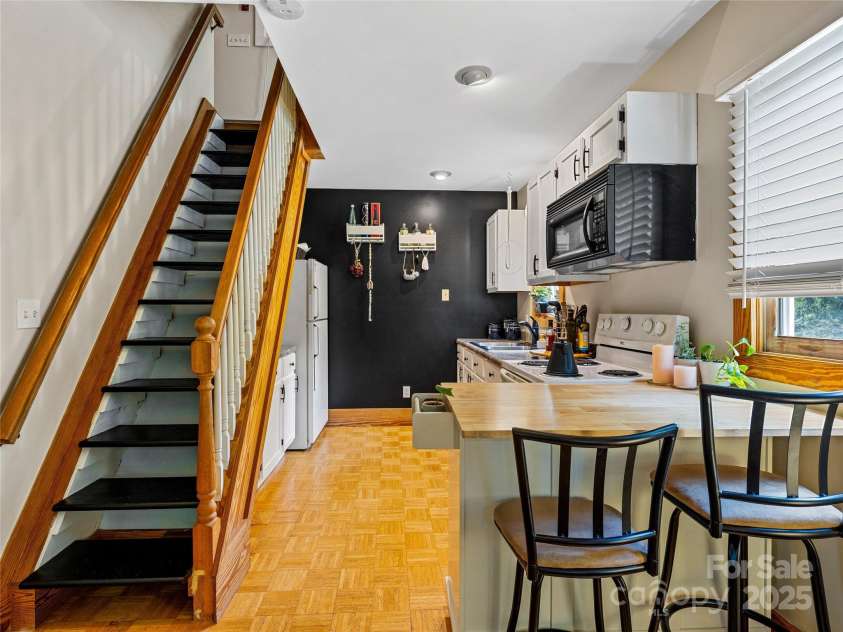 11 Pinewood Road, Asheville, NC 28805.  MLS# CAR4285449, YatesRealty ID 8138. 