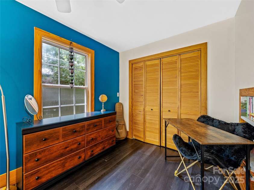 11 Pinewood Road, Asheville, NC 28805.  MLS# CAR4285449, YatesRealty ID 8138. 
