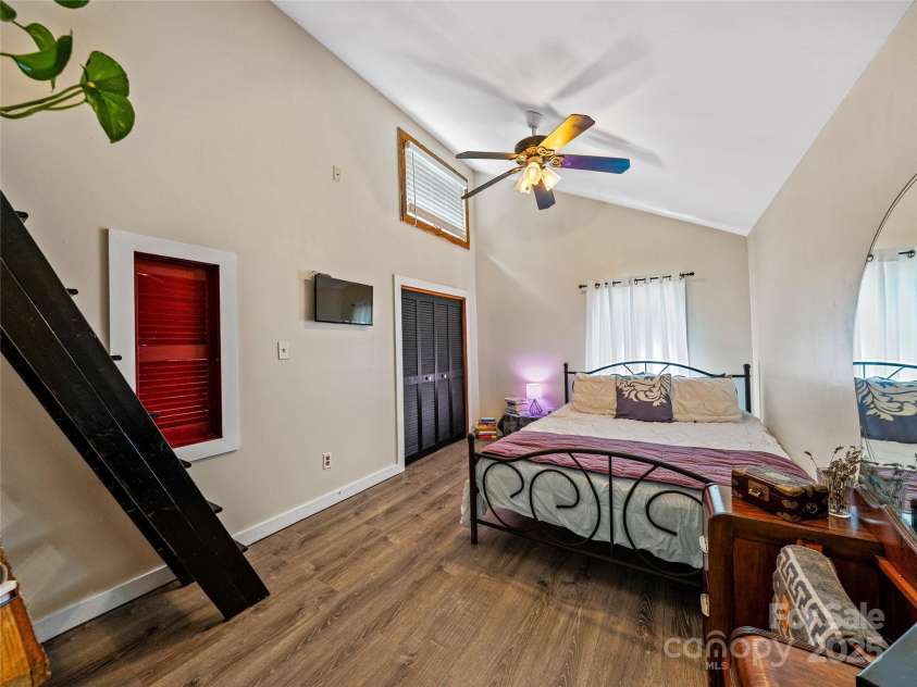 11 Pinewood Road, Asheville, NC 28805.  MLS# CAR4285449, YatesRealty ID 8138. 