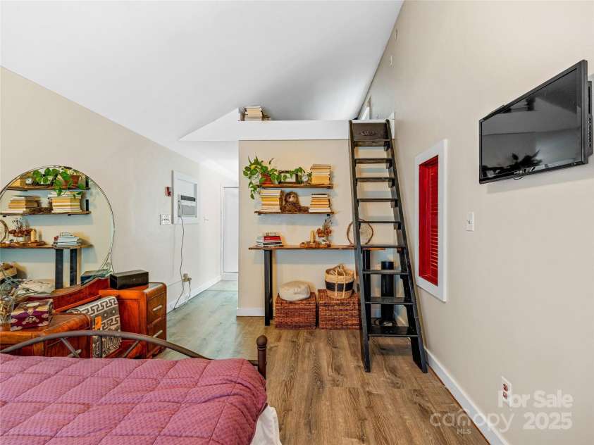 11 Pinewood Road, Asheville, NC 28805.  MLS# CAR4285449, YatesRealty ID 8138. 