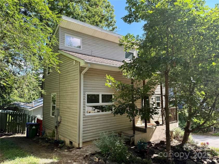 11 Pinewood Road, Asheville, NC 28805.  MLS# CAR4285449, YatesRealty ID 8138. 