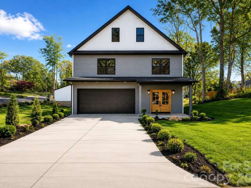 908 30th Avenue Drive, Hickory, NC 28601.  MLS# CAR4354674, YatesRealty ID 8139. 