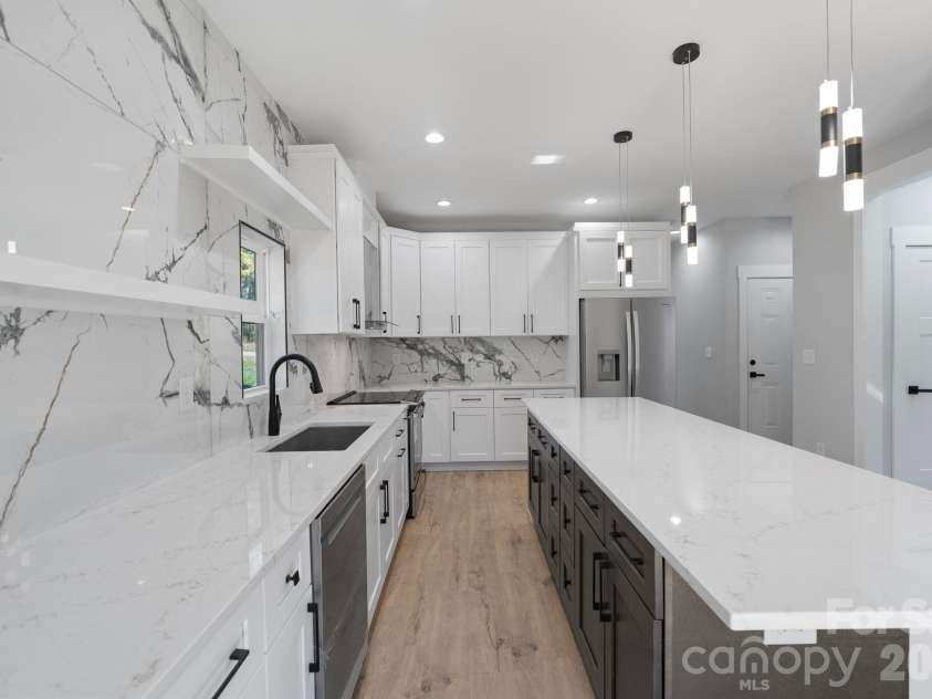 908 30th Avenue Drive, Hickory, NC 28601.  MLS# CAR4354674, YatesRealty ID 8139. KITCHEN