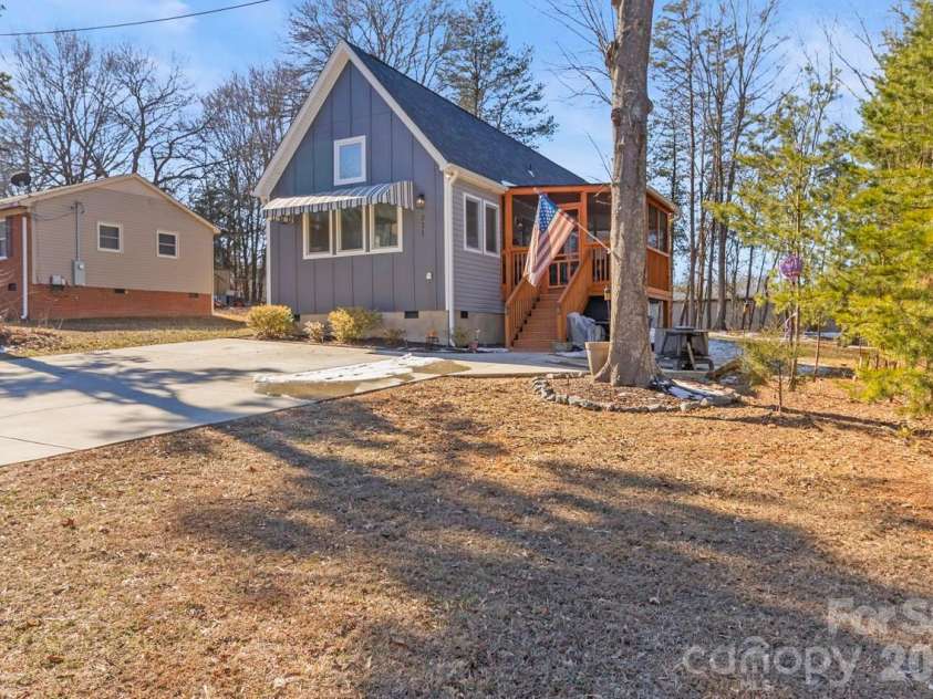 221 Newbold Street, Lincolnton, NC 28092.  MLS# CAR4342134, YatesRealty ID 8140. 