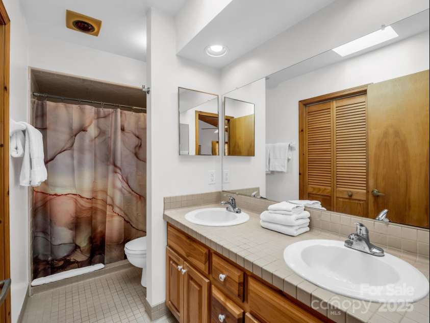 780 Rixhaven Drive, Saluda, NC 28773.  MLS# CAR4246411, YatesRealty ID 8140. Ensuite Primary Bath with Walk-In Closet