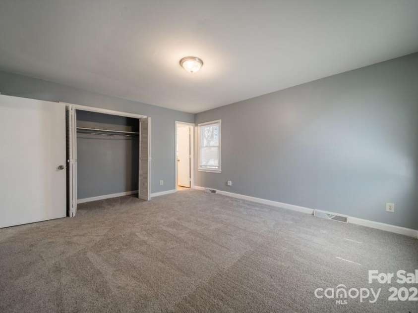 6126 Eagle Peak Drive, Charlotte, NC 28214.  MLS# CAR4224487, YatesRealty ID 8144. 