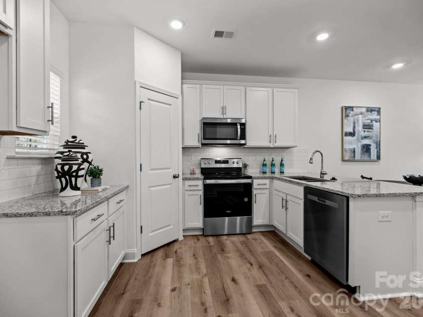 3204 Butler Hill Drive, Matthews, NC 28105.  MLS# CAR4363061, YatesRealty ID 8145. 