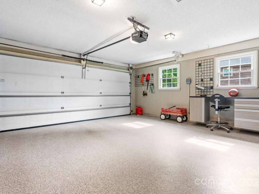 5486 Suttlemyre Lane, Hickory, NC 28601.  MLS# CAR4249269, YatesRealty ID 8145. 