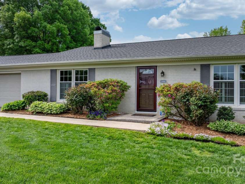 5486 Suttlemyre Lane, Hickory, NC 28601.  MLS# CAR4249269, YatesRealty ID 8145. 