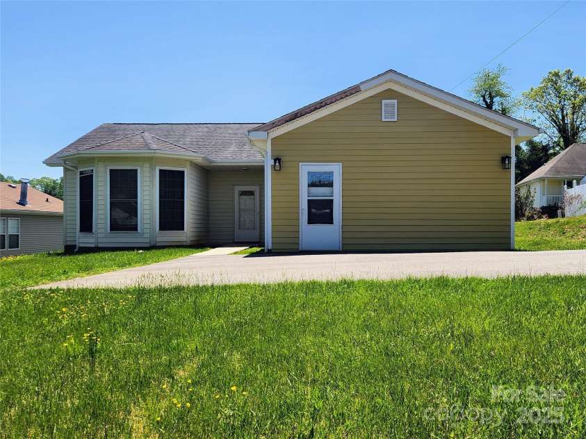 979 Chapel Road, Asheville, NC 28803.  MLS# CAR4219077, YatesRealty ID 815. 