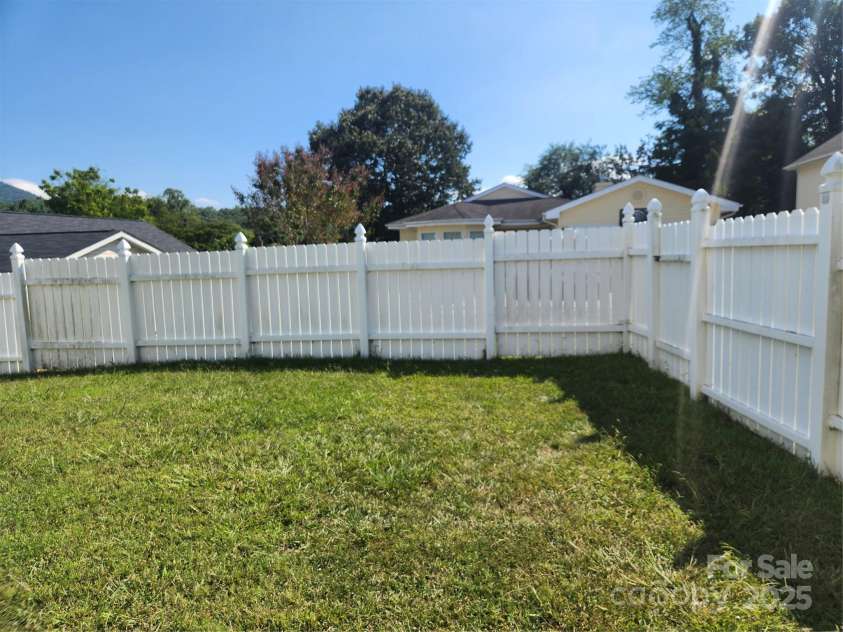 979 Chapel Road, Asheville, NC 28803.  MLS# CAR4219077, YatesRealty ID 815. 