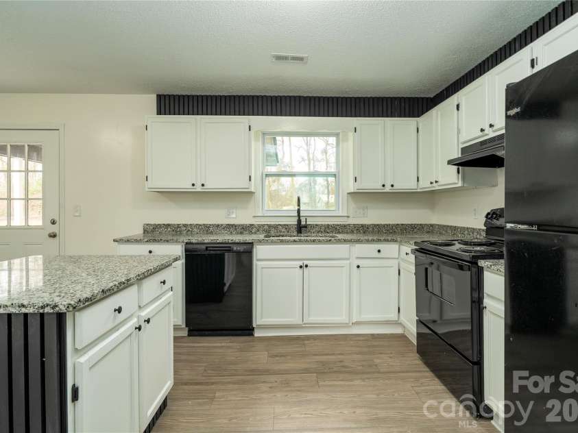 3115 Crestview Drive, Florence, SC 29501.  MLS# CAR4340430, YatesRealty ID 8150. 