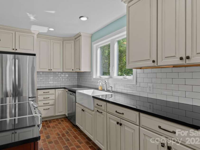 318 Stoney Mountain Road, Hendersonville, NC 28791.  MLS# CAR4235178, YatesRealty ID 8150. A chef's kitchen with plenty of counter space for creating your masterpiece!