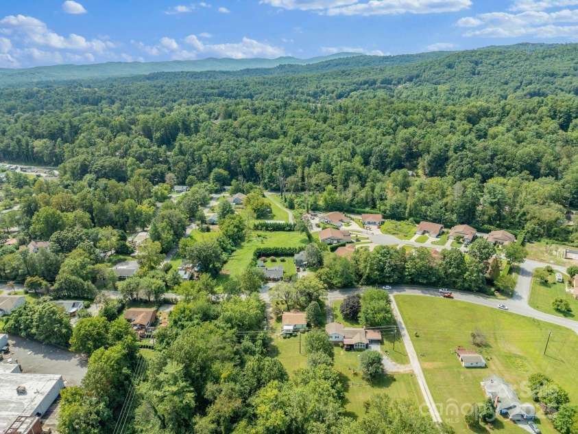 318 Stoney Mountain Road, Hendersonville, NC 28791.  MLS# CAR4235178, YatesRealty ID 8150. A home surrounded by the beautiful Blue Ridge Mountains.