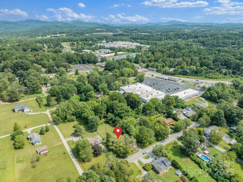 318 Stoney Mountain Road, Hendersonville, NC 28791.  MLS# CAR4235178, YatesRealty ID 8150. Note proximity to conveniences, but far enough away to feel 