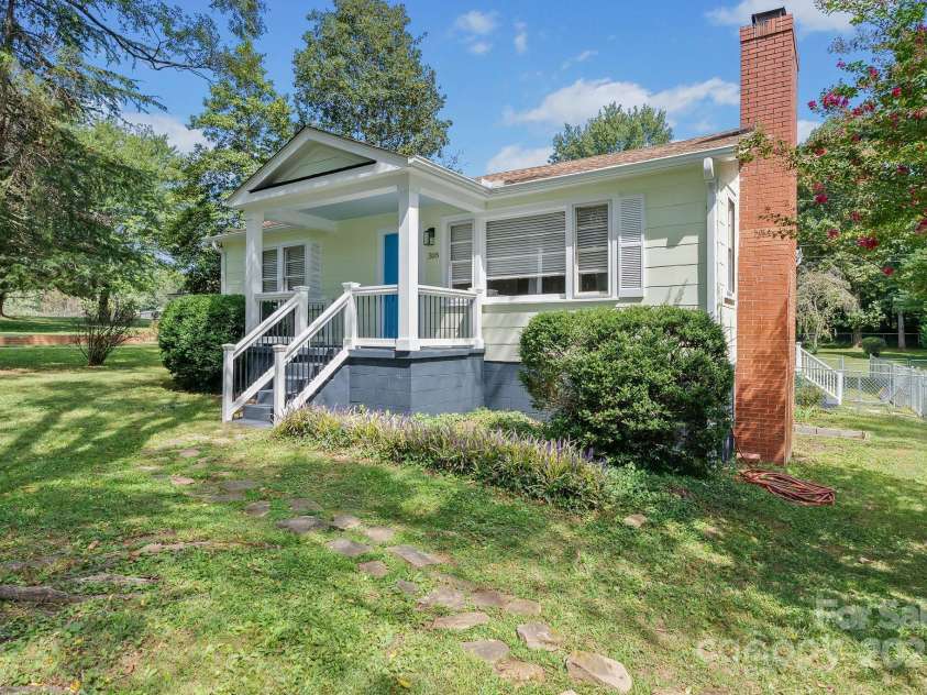 318 Stoney Mountain Road, Hendersonville, NC 28791.  MLS# CAR4235178, YatesRealty ID 8150. Welcome to 318 Stoney Mountain Road in darling Hendersonville.