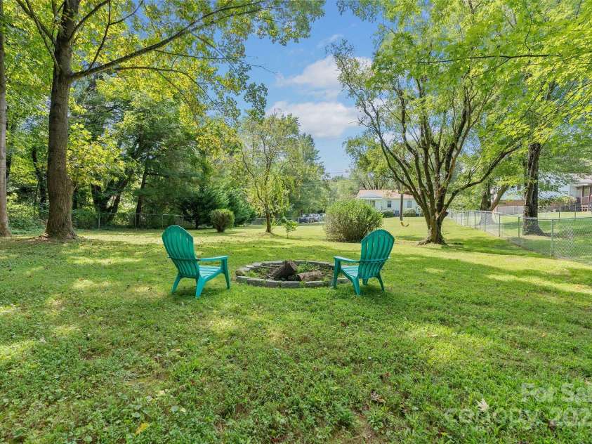 318 Stoney Mountain Road, Hendersonville, NC 28791.  MLS# CAR4235178, YatesRealty ID 8150. Who doesn't love a firepit - located in the backyard, this is the perfect place to end a perfect day.