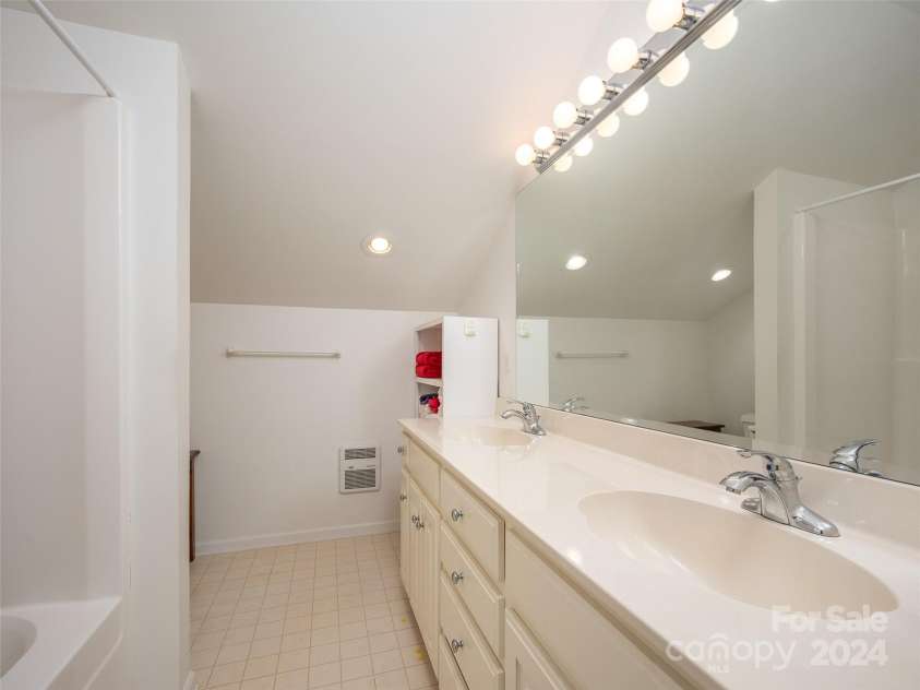 65 Winfield Cove, Saluda, NC 28773.  MLS# CAR4076540, YatesRealty ID 8151. Upstairs bathroom