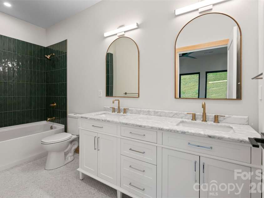 9 Ginger Spice Trail, Weaverville, NC 28787.  MLS# CAR4363754, YatesRealty ID 8154. Full bathroom