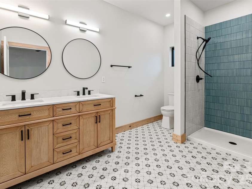9 Ginger Spice Trail, Weaverville, NC 28787.  MLS# CAR4363754, YatesRealty ID 8154. Full bathroom