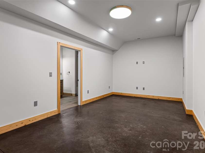 9 Ginger Spice Trail, Weaverville, NC 28787.  MLS# CAR4363754, YatesRealty ID 8154. Second flex space