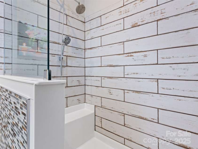 21 Swift Stream Lane, Waynesville, NC 28785.  MLS# CAR4227039, YatesRealty ID 8155. PRIMARY BATHROOM SHOWER