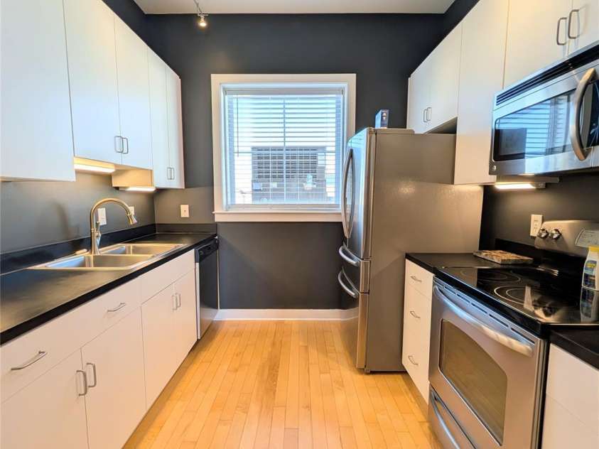 360 Exchange Street, Concord, NC 28027.  MLS# CAR4321208, YatesRealty ID 816. Contemporary galley kitchen