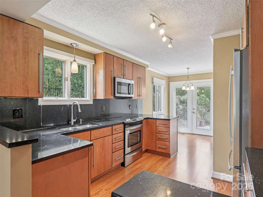 102 Glenbrook Drive, Hendersonville, NC 28739.  MLS# CAR4313168, YatesRealty ID 8160. 