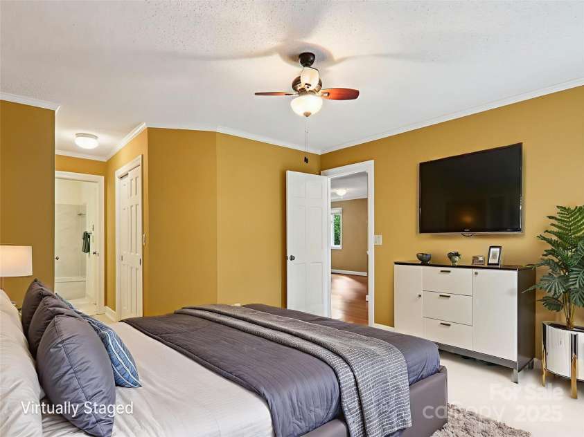 102 Glenbrook Drive, Hendersonville, NC 28739.  MLS# CAR4313168, YatesRealty ID 8160. 