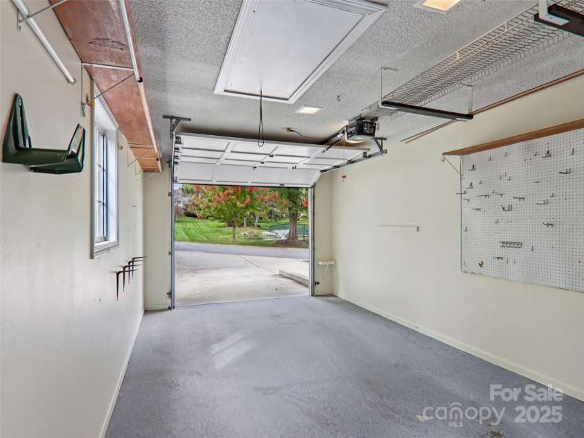 102 Glenbrook Drive, Hendersonville, NC 28739.  MLS# CAR4313168, YatesRealty ID 8160. 