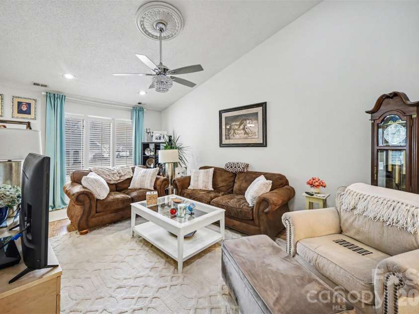 401 Holman Drive, Shelby, NC 28150.  MLS# CAR4350877, YatesRealty ID 8165. 