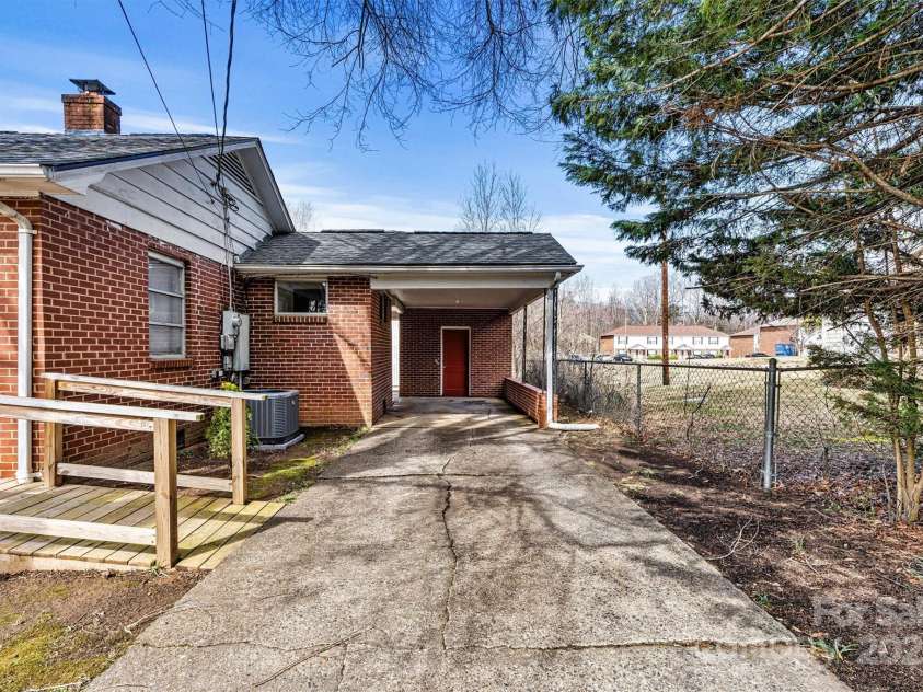 1407 17th Avenue, Hickory, NC 28601.  MLS# CAR4232317, YatesRealty ID 8167. Front Drive/Carport View