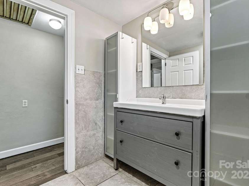 1407 17th Avenue, Hickory, NC 28601.  MLS# CAR4232317, YatesRealty ID 8167. Full Guest Bath/Vanity View