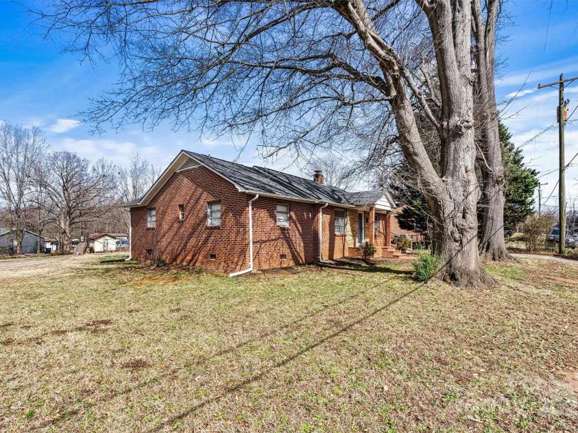 1407 17th Avenue, Hickory, NC 28601.  MLS# CAR4232317, YatesRealty ID 8167. Side Yard View