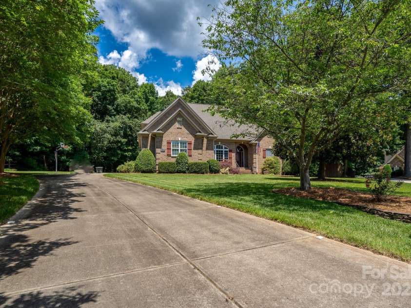 119 Barton Place, Mooresville, NC 28117.  MLS# CAR4218904, YatesRealty ID 817. Driveway