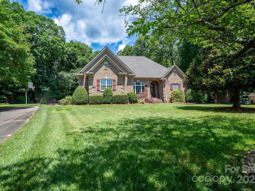 119 Barton Place, Mooresville, NC 28117.  MLS# CAR4218904, YatesRealty ID 817. Front yard