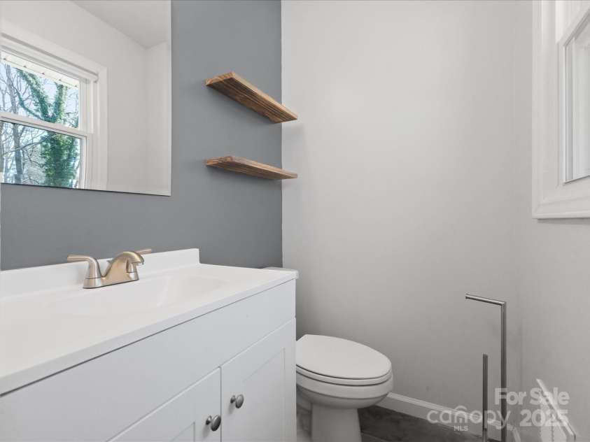 724 Merridale Drive, Charlotte, NC 28214.  MLS# CAR4228503, YatesRealty ID 8170. 1/2 Bath