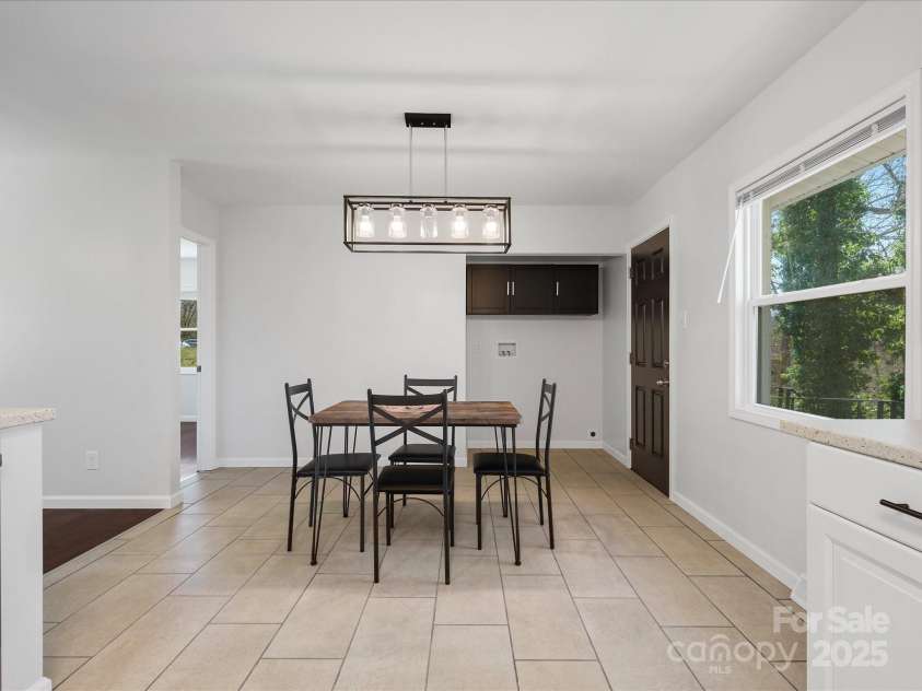 724 Merridale Drive, Charlotte, NC 28214.  MLS# CAR4228503, YatesRealty ID 8170. Eat in kitchen