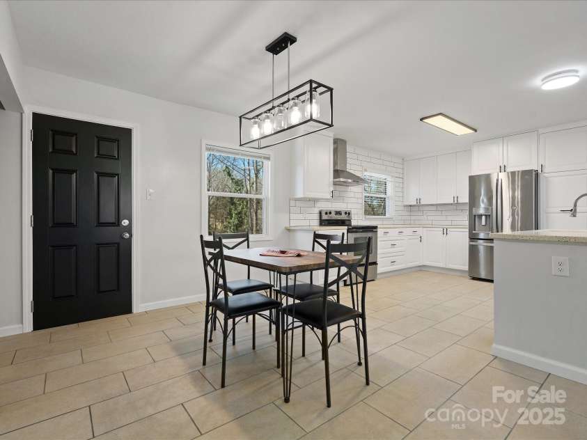 724 Merridale Drive, Charlotte, NC 28214.  MLS# CAR4228503, YatesRealty ID 8170. Eat in kitchen