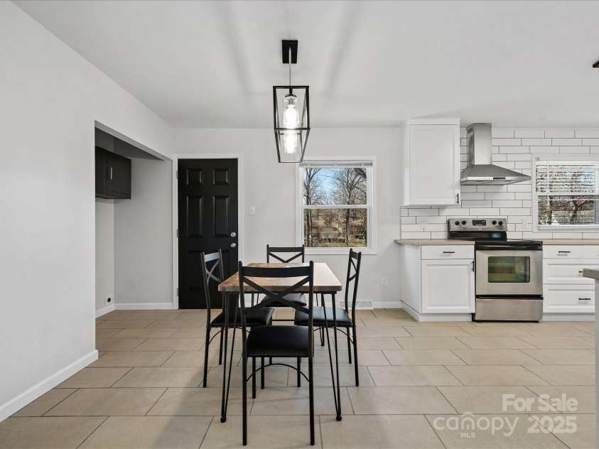 724 Merridale Drive, Charlotte, NC 28214.  MLS# CAR4228503, YatesRealty ID 8170. Eat in kitchen