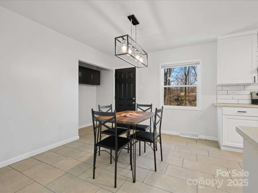 724 Merridale Drive, Charlotte, NC 28214.  MLS# CAR4228503, YatesRealty ID 8170. Eat in kitchen