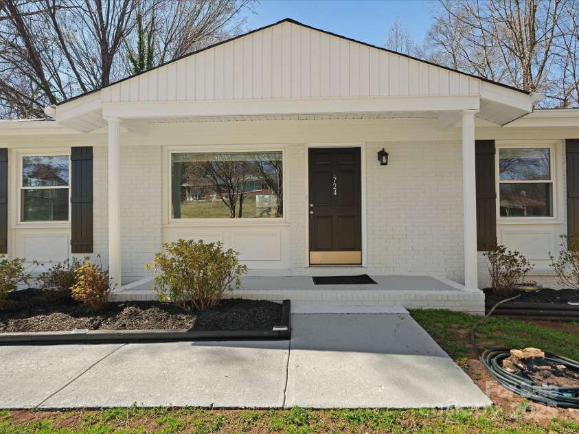 724 Merridale Drive, Charlotte, NC 28214.  MLS# CAR4228503, YatesRealty ID 8170. Front porch