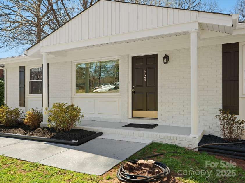 724 Merridale Drive, Charlotte, NC 28214.  MLS# CAR4228503, YatesRealty ID 8170. Front Porch