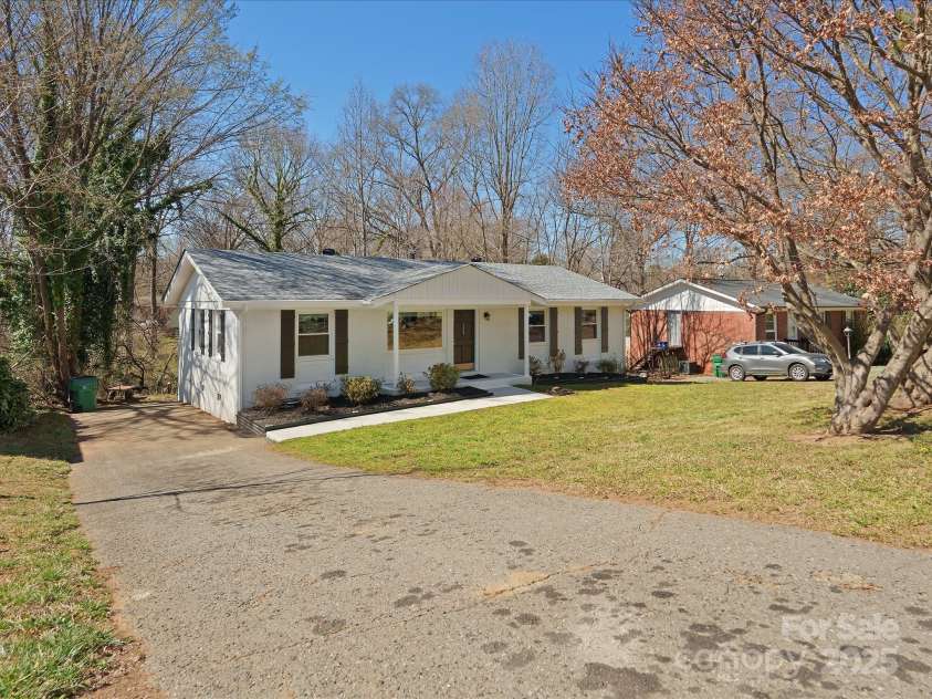 724 Merridale Drive, Charlotte, NC 28214.  MLS# CAR4228503, YatesRealty ID 8170. Front View and Driveway