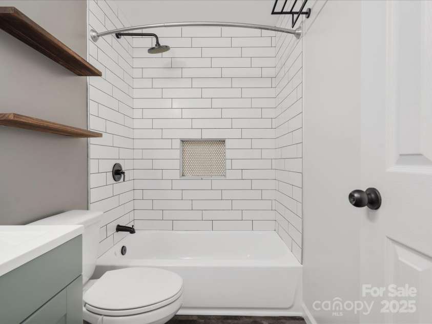 724 Merridale Drive, Charlotte, NC 28214.  MLS# CAR4228503, YatesRealty ID 8170. Full Bath