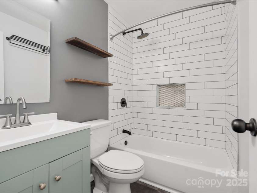 724 Merridale Drive, Charlotte, NC 28214.  MLS# CAR4228503, YatesRealty ID 8170. Full Bath