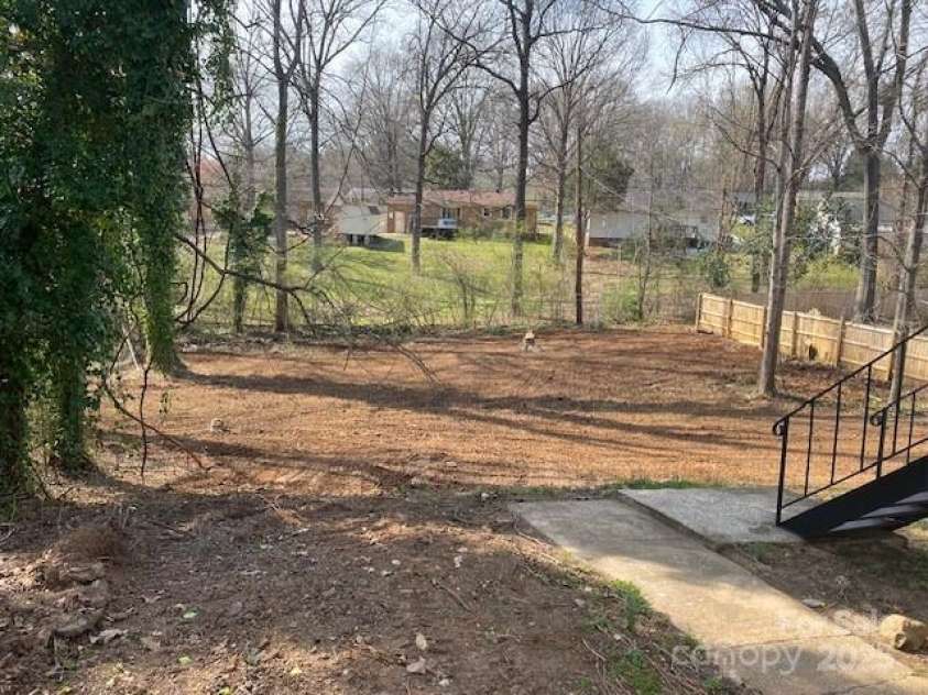 724 Merridale Drive, Charlotte, NC 28214.  MLS# CAR4228503, YatesRealty ID 8170. Large Rear Yard