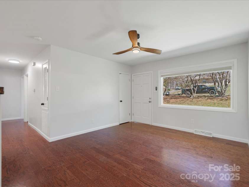 724 Merridale Drive, Charlotte, NC 28214.  MLS# CAR4228503, YatesRealty ID 8170. Living Room