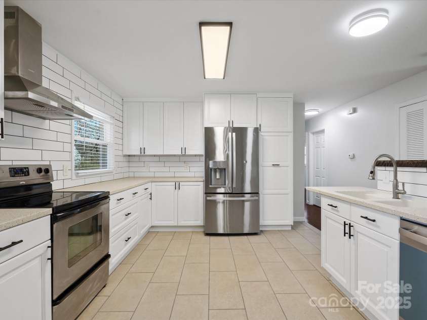 724 Merridale Drive, Charlotte, NC 28214.  MLS# CAR4228503, YatesRealty ID 8170. Open concept kitchen