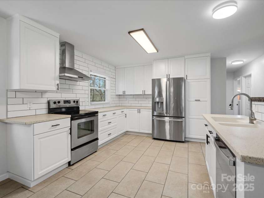 724 Merridale Drive, Charlotte, NC 28214.  MLS# CAR4228503, YatesRealty ID 8170. Open concept kitchen